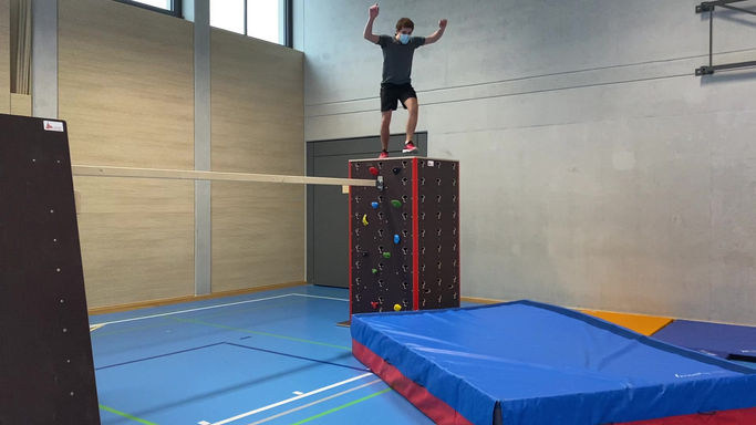 front-flip vom tower auf dicke matte